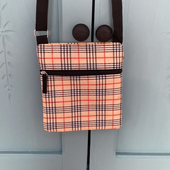 Plaid Crossbody Bag. Black Strap and zippers. 3 pockets on one side/1 on other - Picture 4 of 13